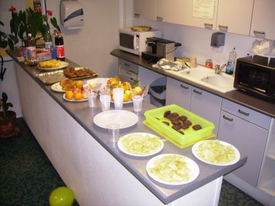 Voici le buffet avant que chacun se serve. AppÃ©tissant non ?
