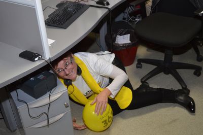 Passer sous le bureau ne permettra pas d'obtenir des dons helas... mais peut Ãªtre autre chose
